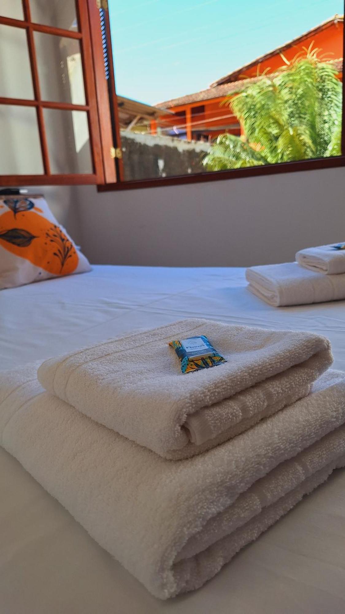 Antonella E Valentina Paraiso Abraao Homestay